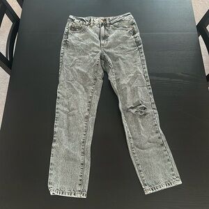 Garage mom jeans women’s size 1. Awesome condition only worn a couple times.
